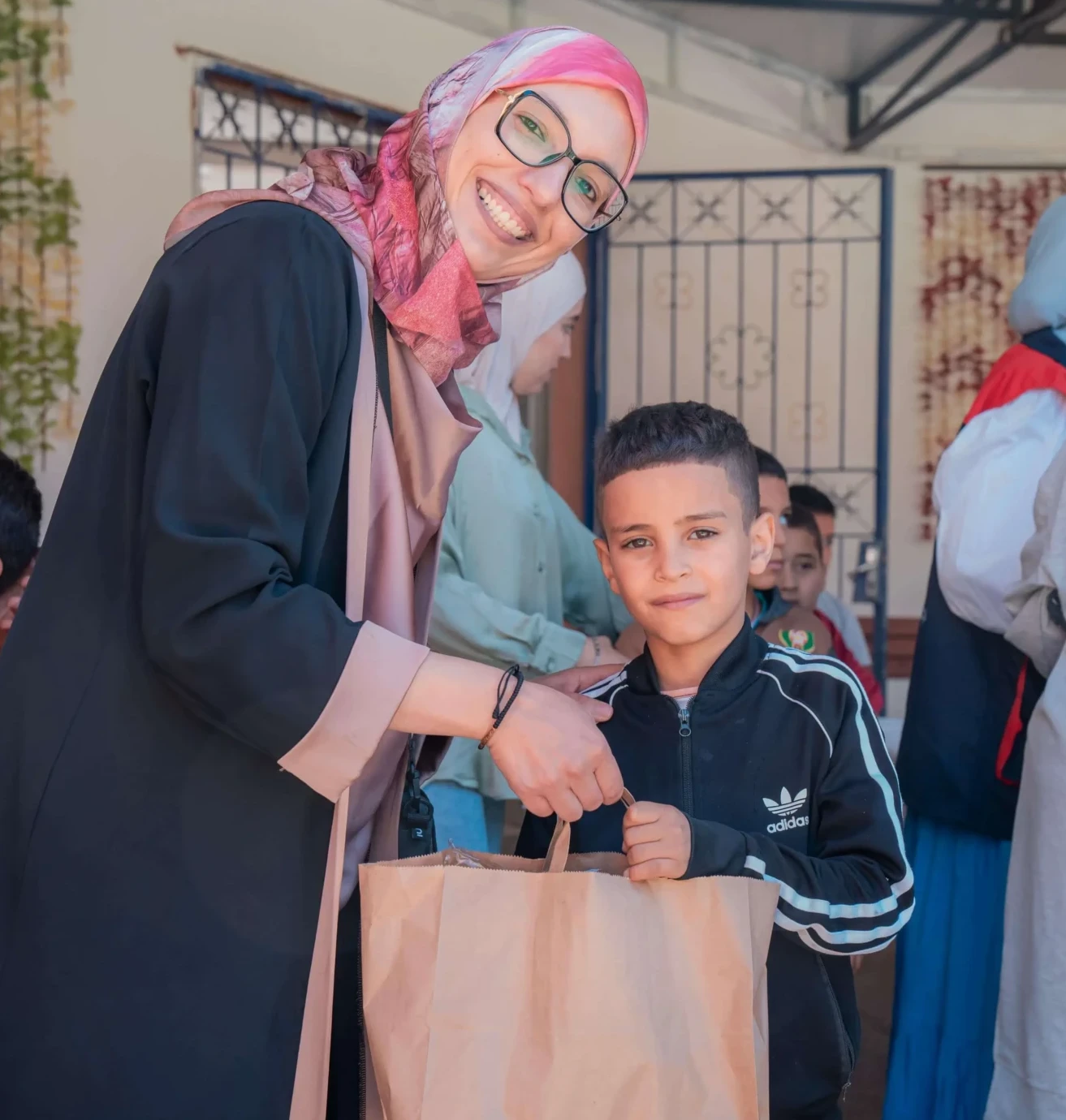 basma-waisenkind-mit-helferin